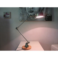 Lampe Jielde 2 bras vert clair industrie sur socle en Cyprès