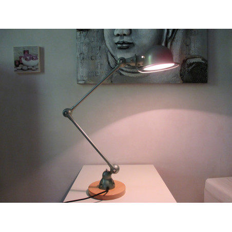 Lampe Jielde 2 bras vert clair industrie sur socle en Cyprès