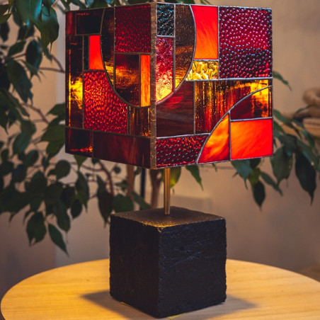 Lampe à poser LUXF-SERIE1 en vitrail Tiffany, béton noir, cuivre et laiton