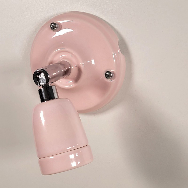 Lampe applique murale orientable en porcelaine rose pastel et métal chromé Lampe applique murale orientable en porcelaine rose pastel et métal chromé