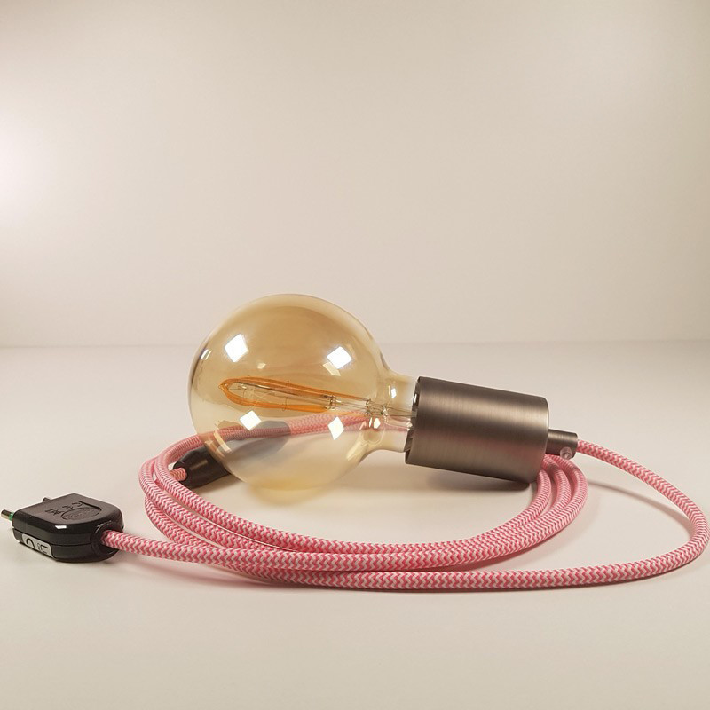 Lampe à suspendre type baladeuse porte-douille métal lisse Inox satiné - Câble textile zig-zag Fuchsia effet soie Lampe à suspendre type baladeuse porte-douille métal lisse Inox satiné - Câble textile zig-zag Fuchsia effet soie